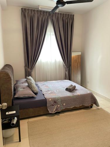 een slaapkamer met een bed en een raam met gordijnen bij Alanis B1405 in Sepang