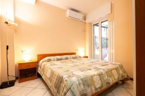 1 dormitorio con cama y ventana en Casa vacanze da Nina en Sanremo