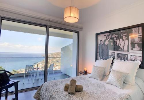 a bedroom with a large bed with a large window at Villa Calçada in Santa Cruz