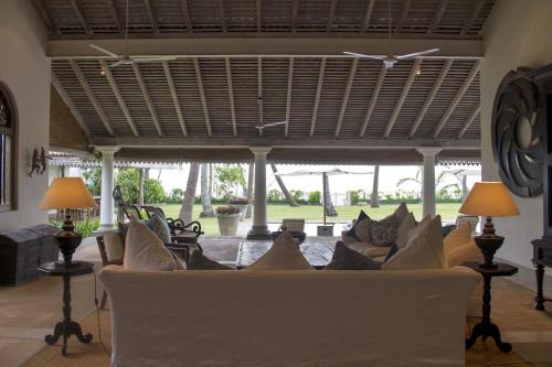 Ruang duduk di Samudra Beach Villa