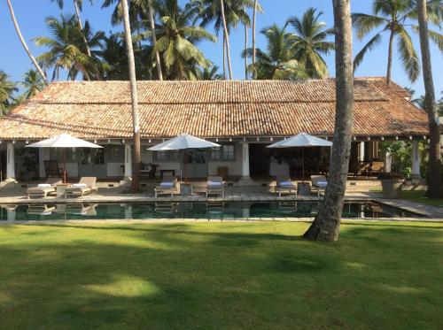 Taman di luar Samudra Beach Villa