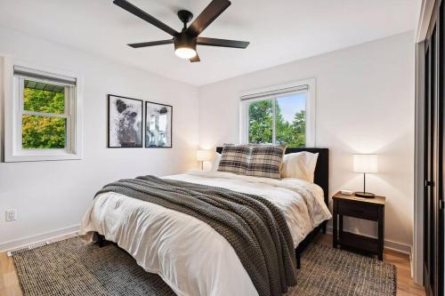 1 dormitorio con 1 cama y ventilador de techo en Luxury Cowdry Cottage Lake Home, en Alexandria