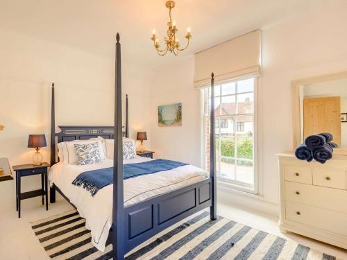 3 bed in Whitstable 88750 tesisinde bir odada yatak veya yataklar