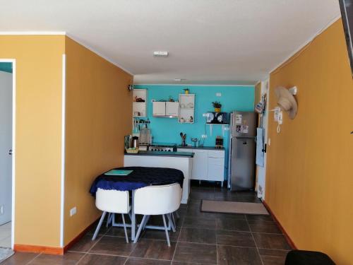 een kleine keuken met een spoelbak en een aanrecht bij DEPTO EN PUERTAS DEL MAR in La Serena