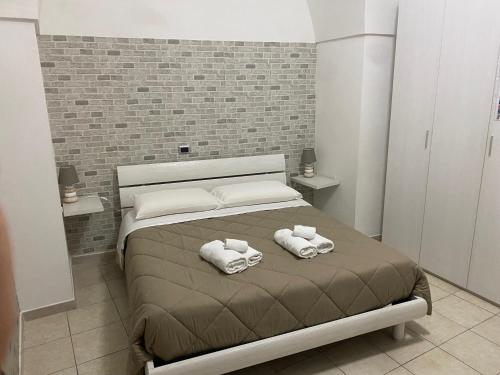 Appartameto Bellanova في فرانكافيلا فونتانا: غرفة نوم عليها سرير وفوط