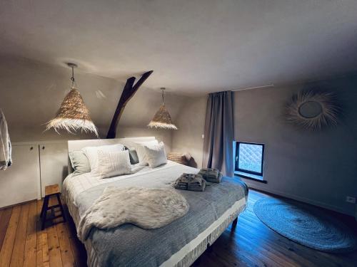 1 dormitorio con 1 cama grande en una habitación en ZEN Op Vakantie @vakantiehoeve met zwembad en Lierde