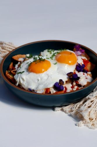 een koekenpan met drie eieren erop, eten bij Parador Monte Carmelo in Oaxaca City