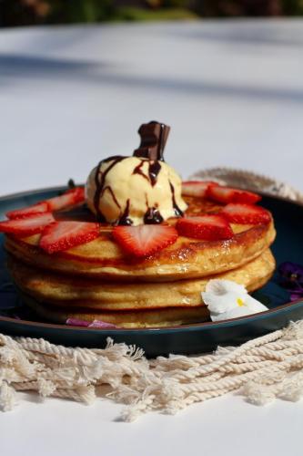 een stapel pannenkoeken met ijs en aardbeien bij Parador Monte Carmelo in Oaxaca City