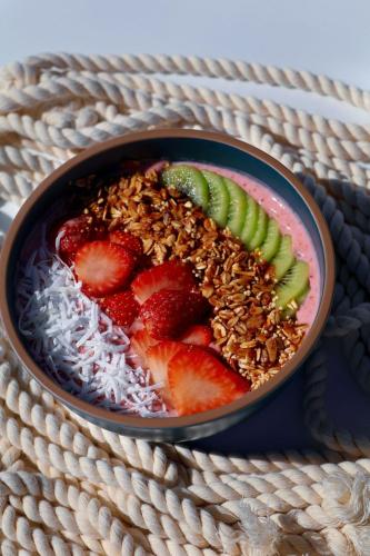 een fruitschaal met aardbeien en noten bij Parador Monte Carmelo in Oaxaca City