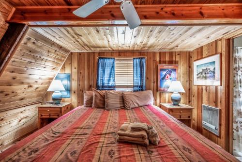 Ένα ή περισσότερα κρεβάτια σε δωμάτιο στο Big Rock Chalet: Gorgeous Views, Great Location, 4 Bedrooms, and a HOT TUB!