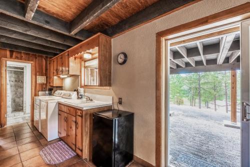 Η κουζίνα ή μικρή κουζίνα στο Big Rock Chalet: Gorgeous Views, Great Location, 4 Bedrooms, and a HOT TUB!