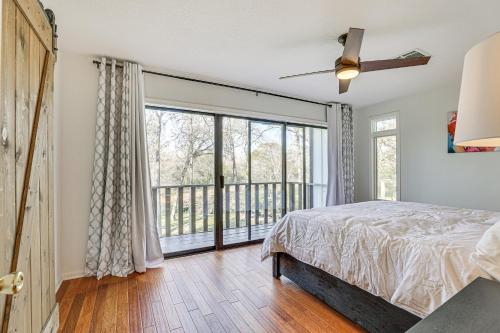 1 dormitorio con cama y ventana grande en Ranch-Style Brookshire Home with Deck and Hot Tub! en Brookshire
