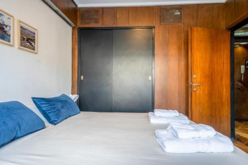 1 dormitorio con 1 cama grande y toallas. en Fliphaus Santa Fe 800 - 1 Bd Terrace Pool Bbq en Buenos Aires