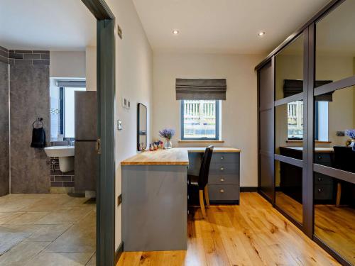 uma cozinha com um balcão e um lavatório num quarto em 4 bed in Bodle Street Green 91157 em Warbleton