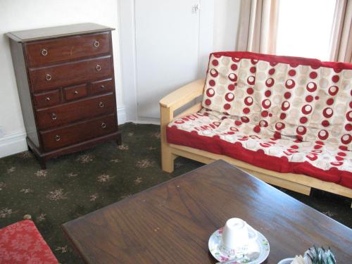 sala de estar con sofá y mesa en Nevada Hotel, en Blackpool