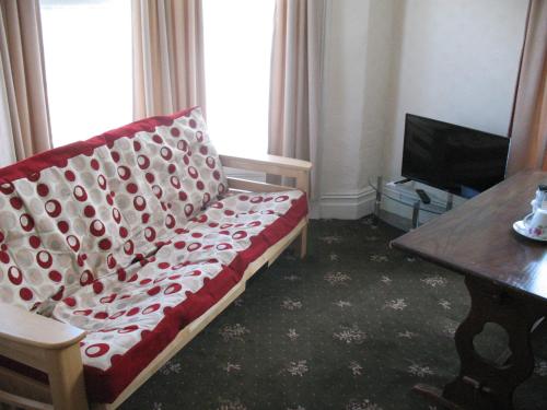 salon z kanapą i telewizorem w obiekcie Nevada Hotel w Blackpool
