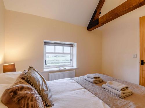 um quarto com uma cama com duas toalhas em 2 Bed in Caunton 91051 em Caunton