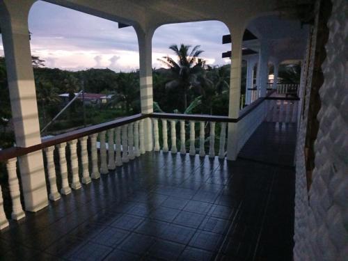 balkon z widokiem na palmę w obiekcie Olosara Haven w mieście Sigatoka