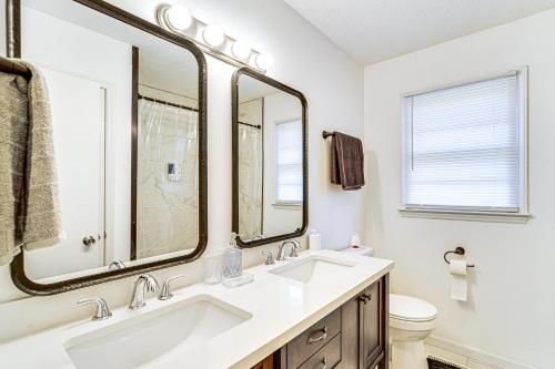ein Bad mit einem Waschbecken und 2 Spiegeln in der Unterkunft Pet-Friendly Morganton Home with Large Backyard! in Morganton