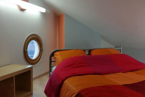 - une chambre avec un lit et un miroir rond dans l'établissement La Petite maison sympa avec piscine et bbc JO 2024, à Saint-Fargeau