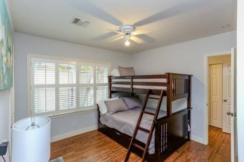 1 dormitorio con litera y ventilador de techo en Garden Home - Arcades, Fun Games, Grill & Park, en Houston