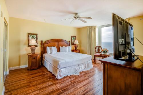 パナマ・シティ・ビーチにあるEmerald Beach Resort 2131のベッドルーム(ベッド1台、薄型テレビ付)