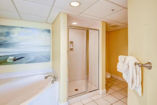 パナマ・シティ・ビーチにあるEmerald Beach Resort 2131のバスルーム(シャワー、バスタブ付)