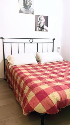 ein Schlafzimmer mit einem Bett mit einer bunten Decke in der Unterkunft La casa di Lilly in Sanremo