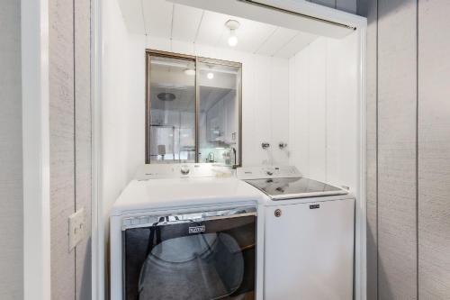 een badkamer met een wastafel en een wasmachine bij New Village Center in Sun Valley