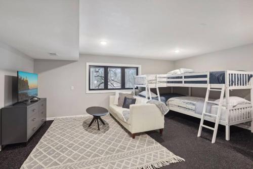 1 dormitorio con 2 literas y sofá en Welcome Oakland Place-Luxury/sleeps 24/+bunk room en Hopkins