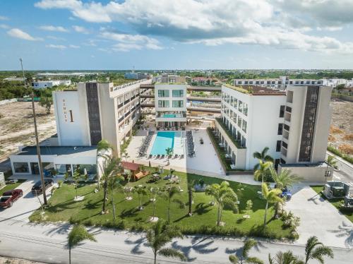 una vista aérea de un complejo con piscina en Hotel Faranda Single 1 Punta Cana - Adults Only, en Punta Cana