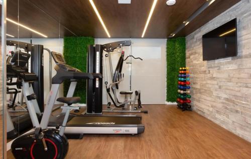 Habitación con gimnasio con cinta de correr y árbol de Navidad en Não tem vagas mais , o aplicativo tá com bugue e está deixando fazer reserva, porém não tem mais disponibilidade para mais nem um dia nem ano en Itajaí