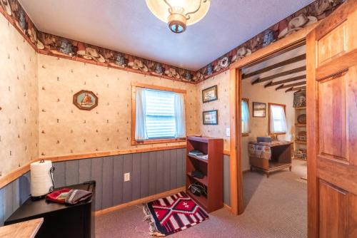 Χώρος καθιστικού στο Deer Meadows & Wildflower: Cute, Centrally Located Ruidoso Cabin with Hot Tub!