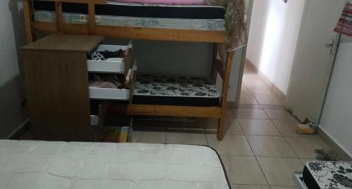 Pokój z 2 łóżkami piętrowymi w pokoju w obiekcie Mourão 5 w mieście Praia Grande