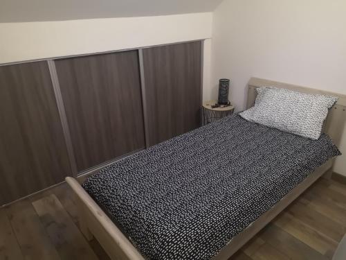 - une chambre avec un grand lit et un oreiller dans l'établissement Voisenon village paisible Gare de lyon 25mn RER accès A5 à 10mn Paris 5mn proche de Melun château de vaux le vicomte Fontainebleau proche, à Voisenon