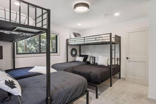 een slaapkamer met 2 stapelbedden en een raam bij Luxury Hastings Home, Sleeps 18+ in Hastings