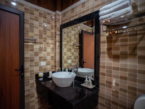 baño con lavabo y espejo grande en La Belle Vie Tam Coc Homestay, en Ninh Binh