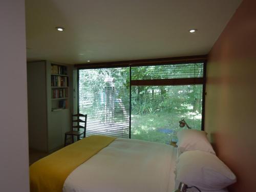 1 bed in Coreley CHL32 في Coreley: غرفة نوم بسرير ونافذة كبيرة