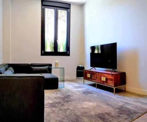 Historical center flat with pool, tennis & parking