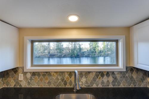 ein Fenster über einem Waschbecken in einer Küche in der Unterkunft Clackamas Riverfront GuestHouse, Sauna & HotTub in Oregon City