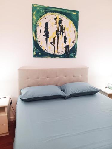 奇維塔諾瓦的住宿－Valentina Rooms，卧室内床上的绘画