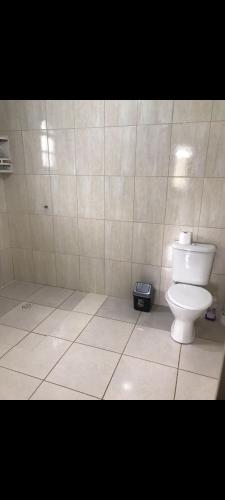 baño con aseo blanco en una habitación en Chácara em Biritiba Mirim en Biritiba-Mirim