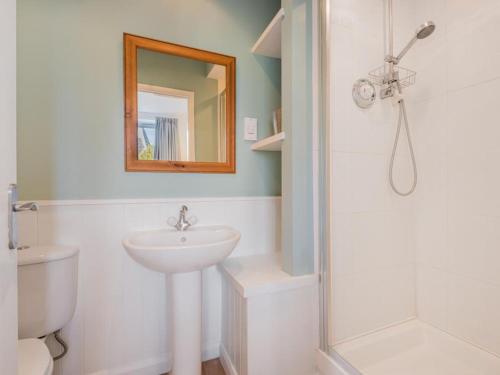 bagno con lavandino, servizi igienici e specchio di 4 Bed in Finsthwaite SZ438 a Lakeside