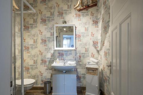 a bathroom with a sink and a mirror at Lodge am Oxenweg - Zimmer 1 in Husum
