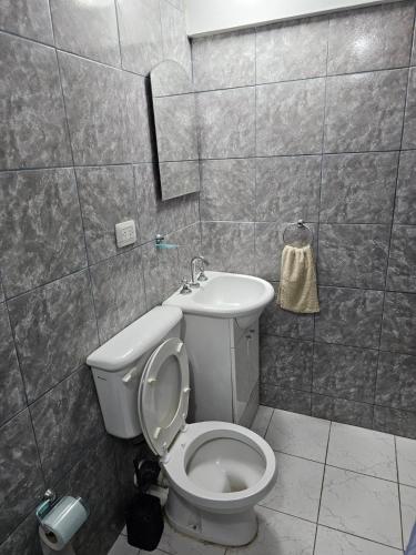 uma casa de banho com um WC e um lavatório em Departamento cómodo y confortable em Rio Grande