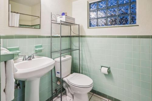 een badkamer met toilet en wastafel bij Beach Quarters #6 in St Petersburg