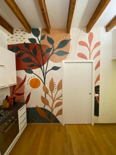 een keuken met een schilderij aan de muur bij Casa Navigli - Cozy Apartment in Milaan