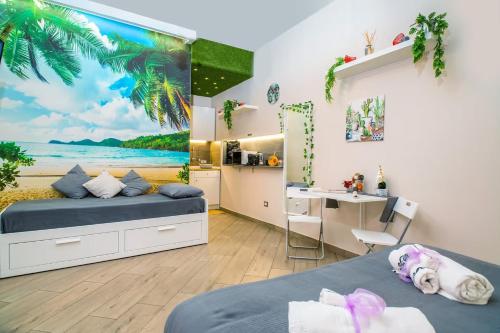 una camera con due letti e una scrivania di Tropical Holiday House a Catania