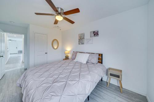 Giường trong phòng chung tại Pet-Friendly San Antonio Home about 9 Mi to Lackland!