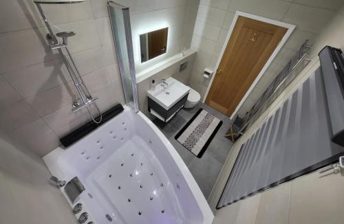Koupelna v ubytování Sunset Point Apts - Aqua Therapy Suite